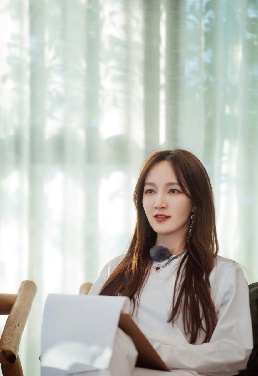 金晨给孟佳p腿成蜘蛛精哈哈哈哈哈友谊的姐妹感情真的太好了,孟佳称