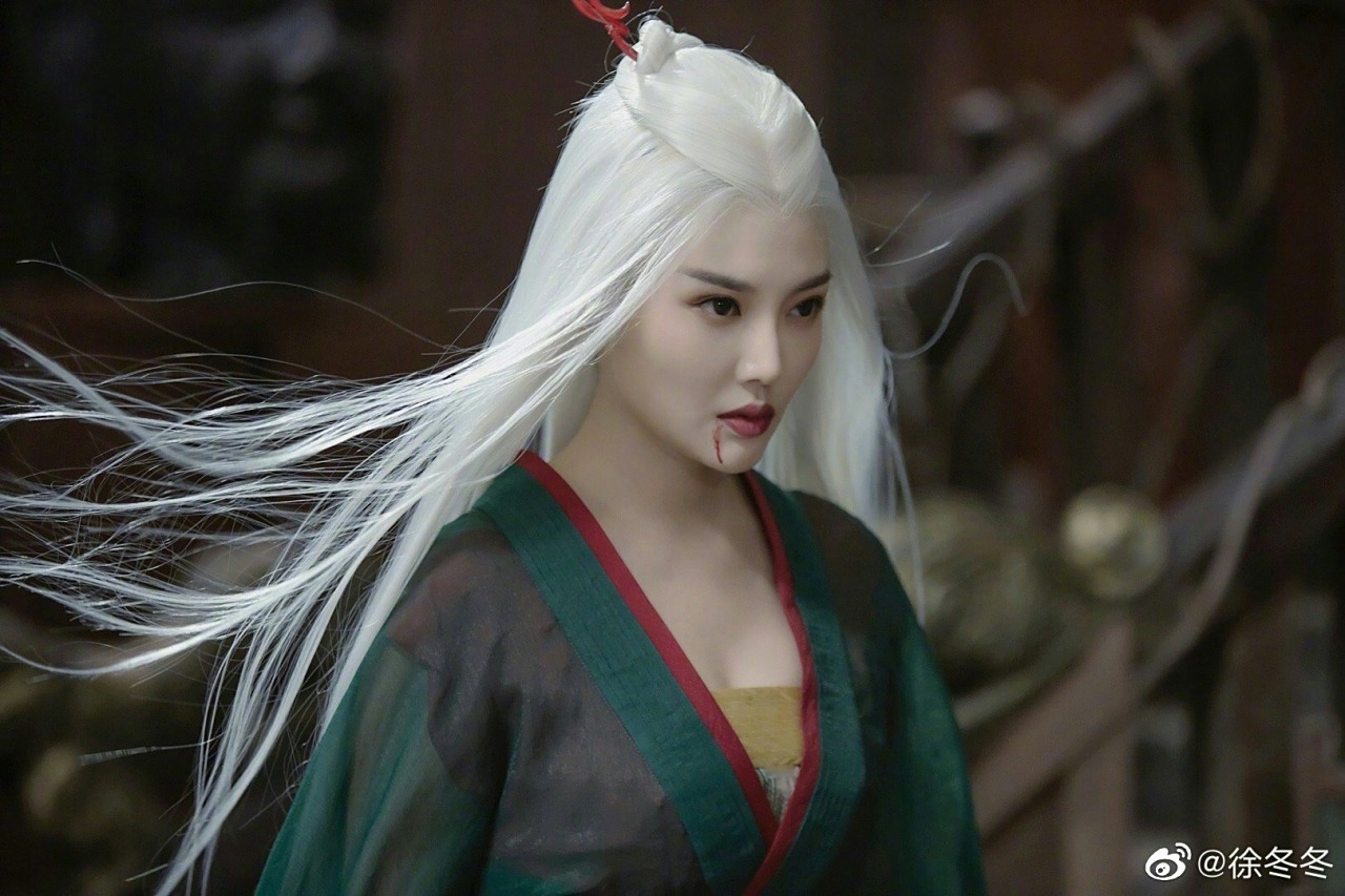 徐冬冬白发魔女造型@徐冬冬发布一组白发古装造型,眼神特别凶狠,还