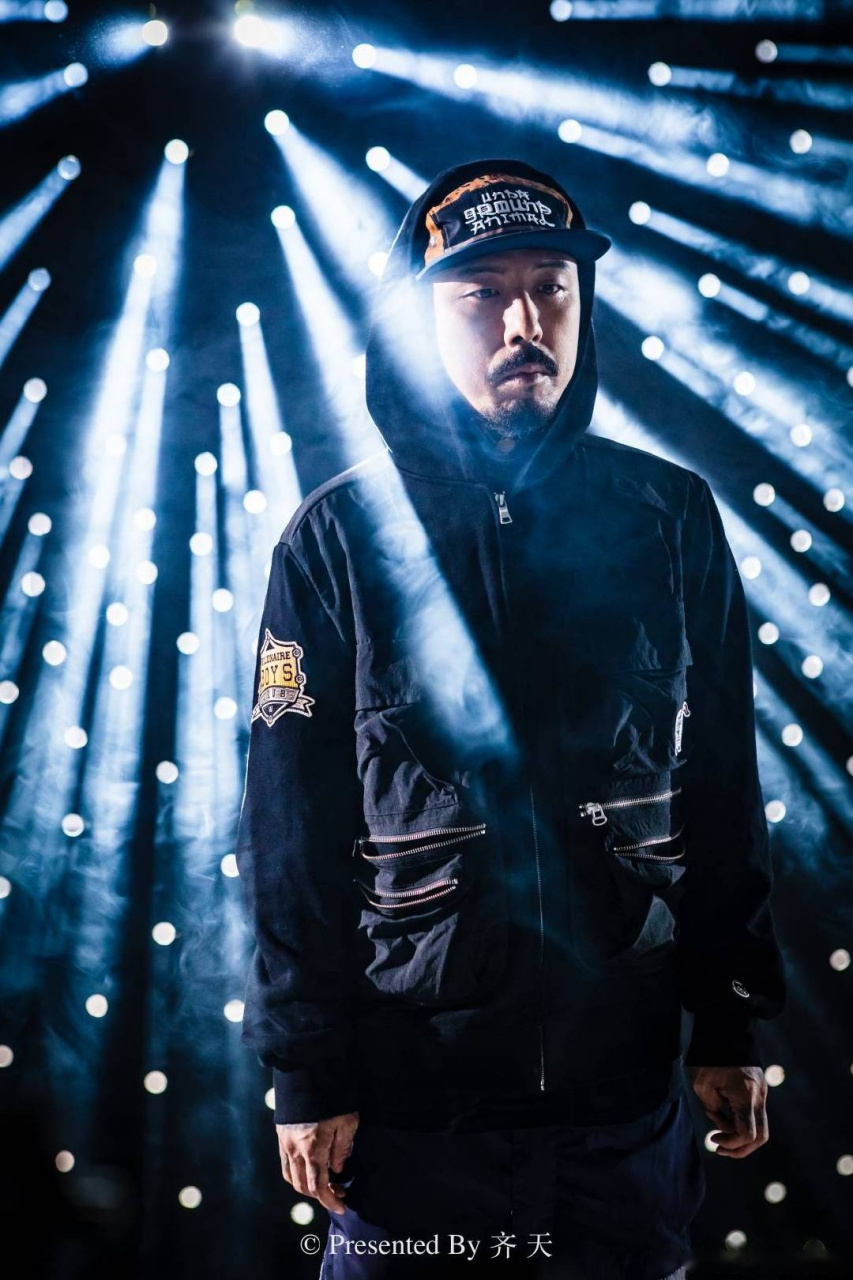 在水星厂牌 服务艺人@cmcb乐团 主唱鸥子顽大了宽易圈儿爷 生日快乐