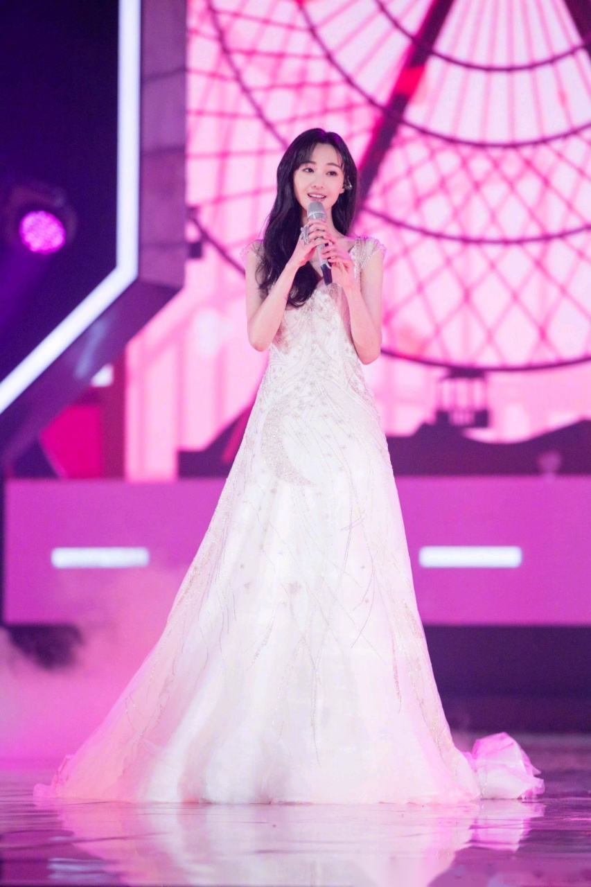 15日凌晨,郑爽经纪人张寒青疑似就粉丝不满团队审核节目物料不严格一