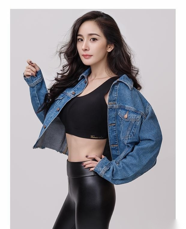 10月16日知名内衣品牌发布了杨幂全新拍摄的内衣广告,身材超级火辣的