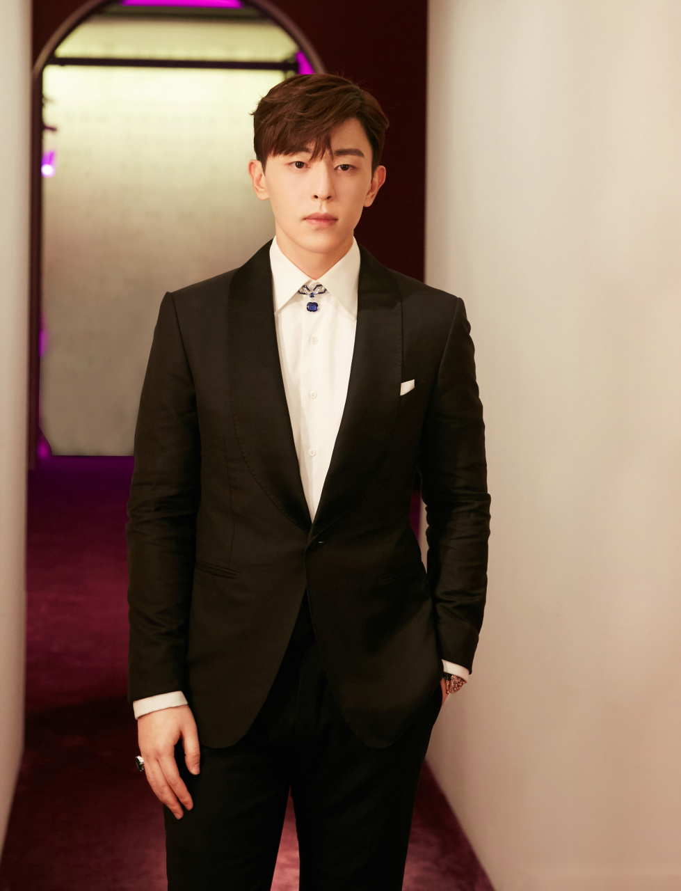 邓伦 x@邓伦珠光宝气大片@邓伦流光溢彩王子装 @邓伦 身着黑色西装