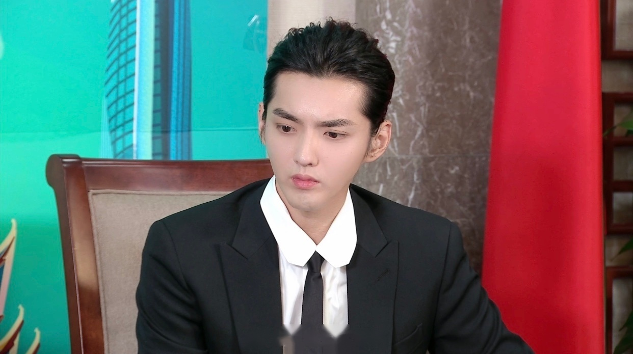 吴亦凡大背头造型搭配黑白正装西服,来看看吴亦凡今天助力湖北武汉