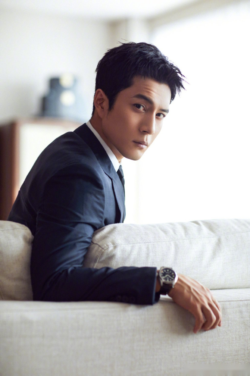 演员@韩东君 西装造型出席品牌圣诞亮灯活动,经典绅士装扮简约优雅