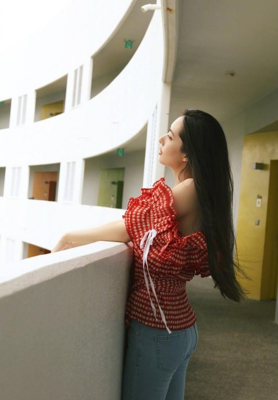 郭碧婷穿了一件露肩红格子衬衫清纯可人,下身一条开叉牛仔裤,把下半身