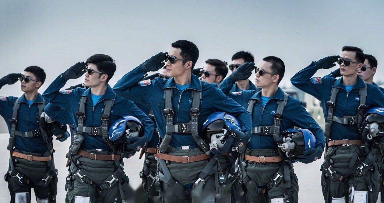 宋佳饰演的飞行员吕潇然在电影《我和我的祖国》里被选为备飞:「就