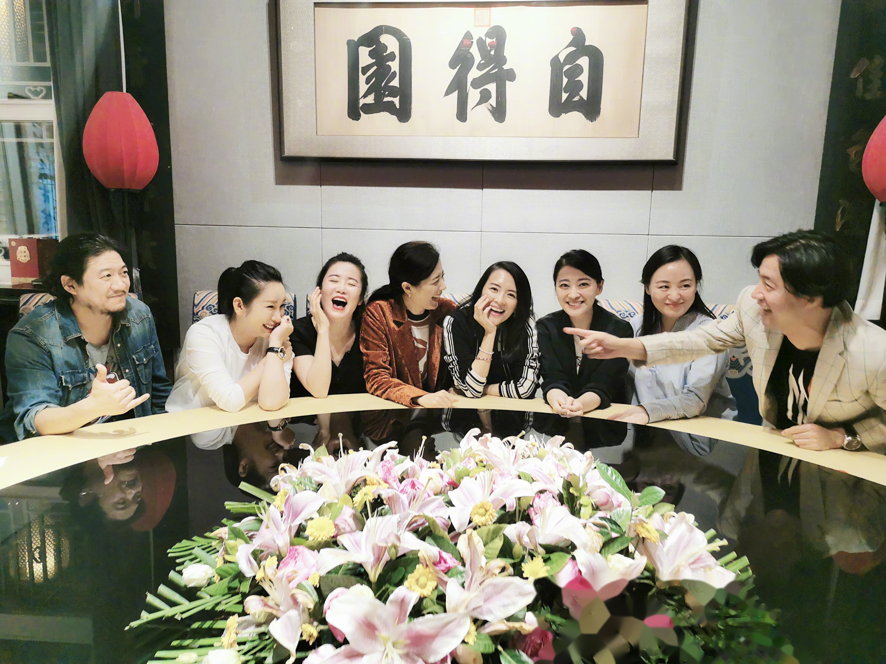 章子怡在微博上晒出了中央戏剧学院96级同学聚会的合影,陈明昊,秦海璐
