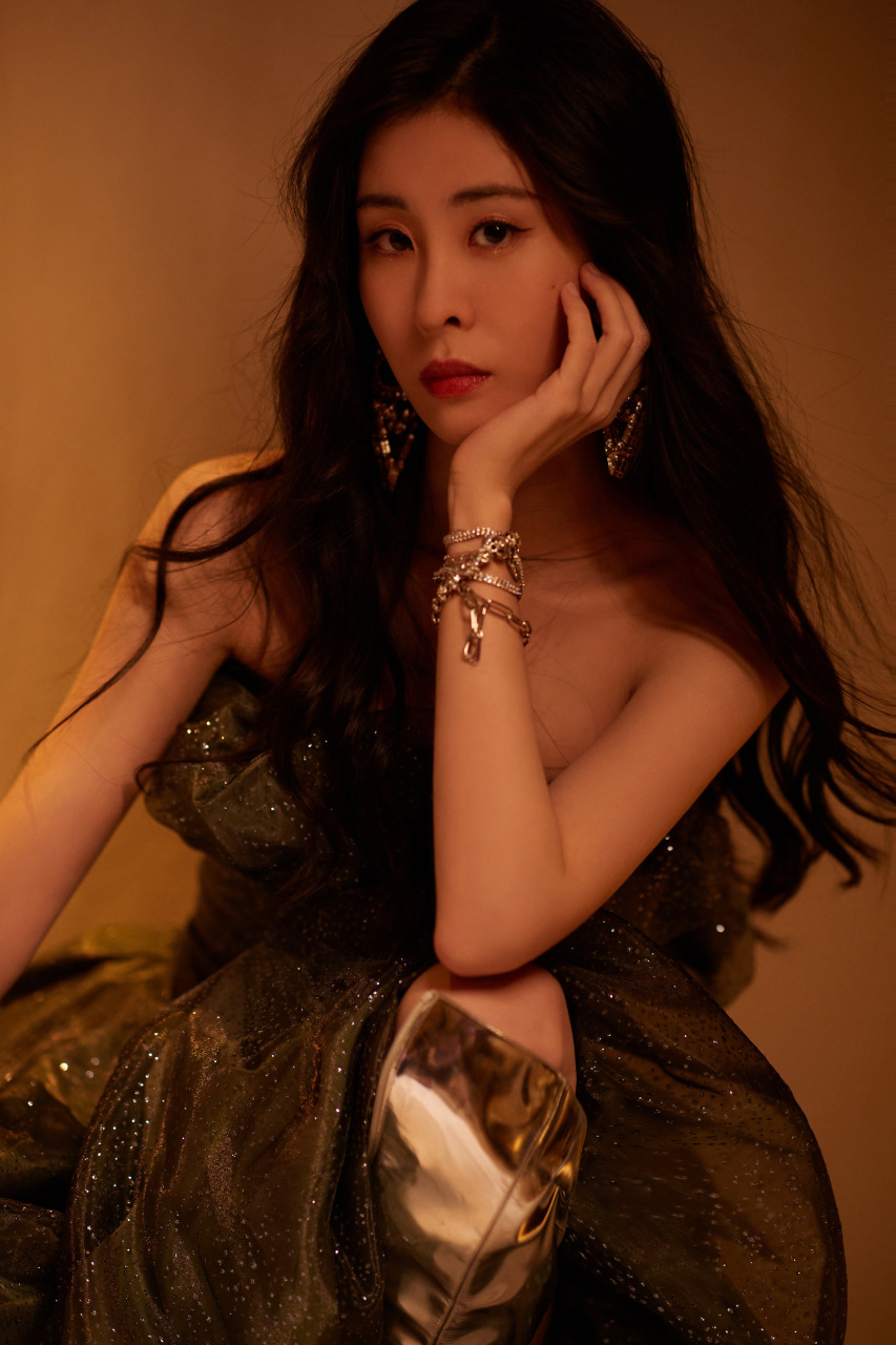 几何耳饰点缀整个造型,打破常规展现个性,今晚是气场十足的女王呀