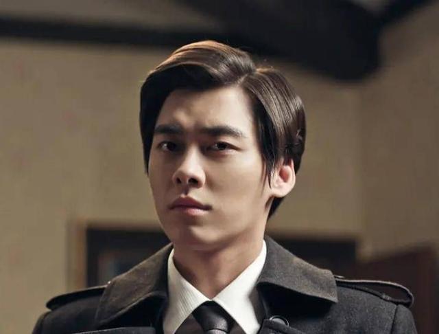 《麻雀》中李易峰饰演陈深,周冬雨饰演徐碧城,周冬雨她的长相也是限制