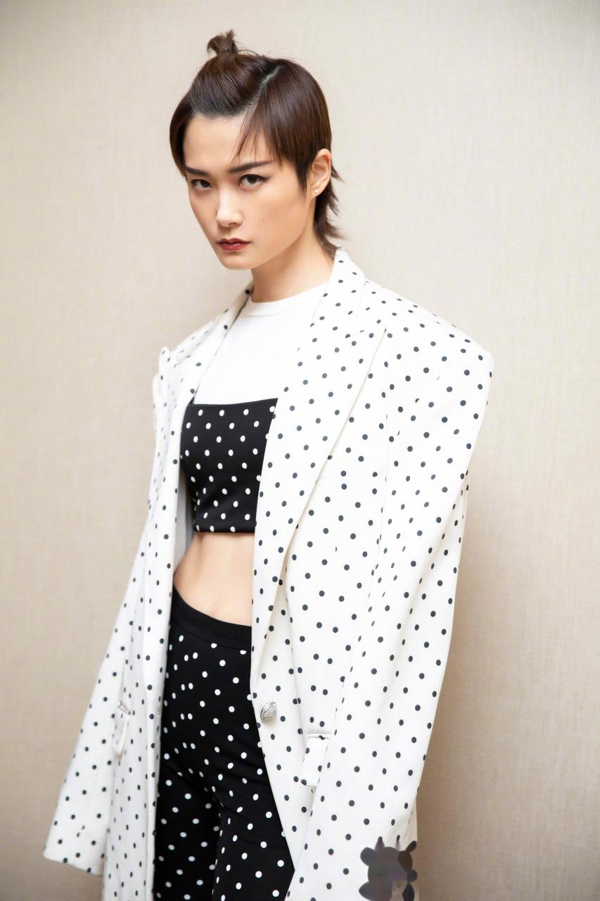 李宇春# 黑白波点随性惬意,喇叭廓形摩登潇洒,怀旧复古不褪流行维度