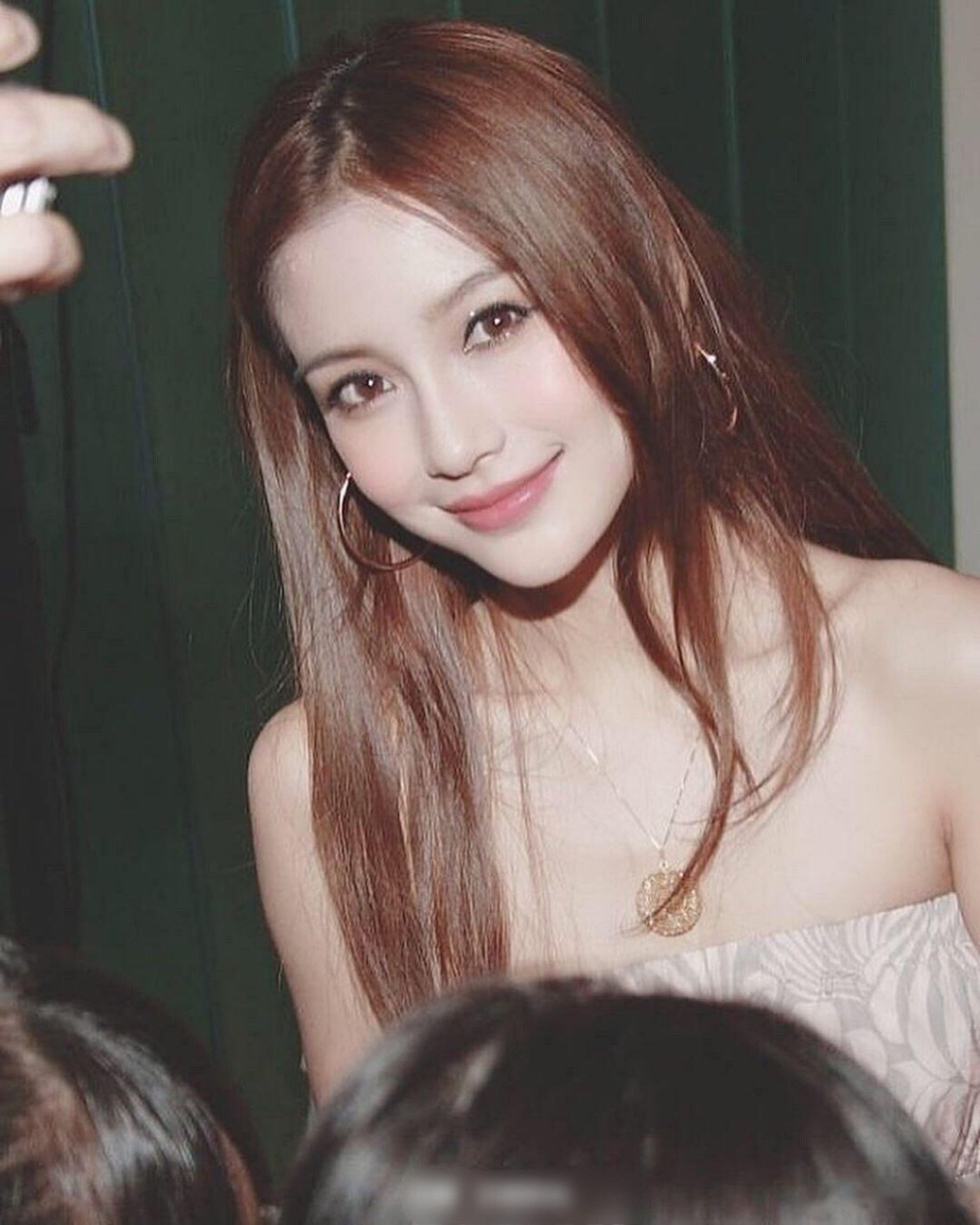 baby出道早期还真是嫩得能掐出水,一直是粉粉嫩嫩的妆容,不愧是1/4的