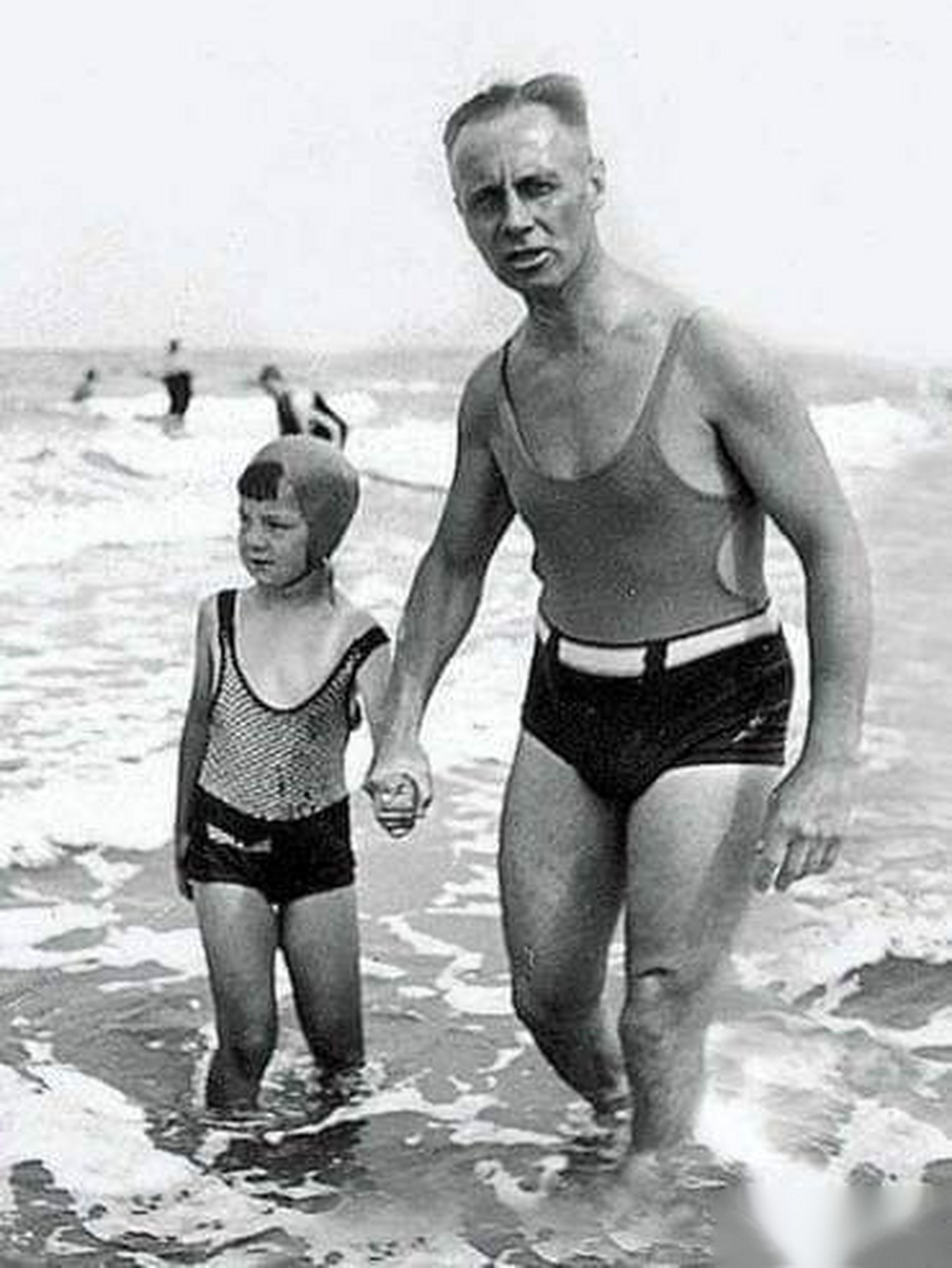 隆美尔元帅和他的儿子曼弗雷德.隆美尔在波罗的海度假的照片.