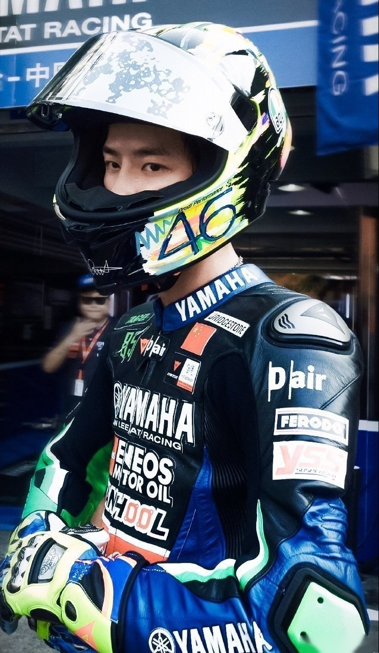 不够的话,酷盖王一博挑眉杀再来一波!话不多说,今天我们摩托车后座见!