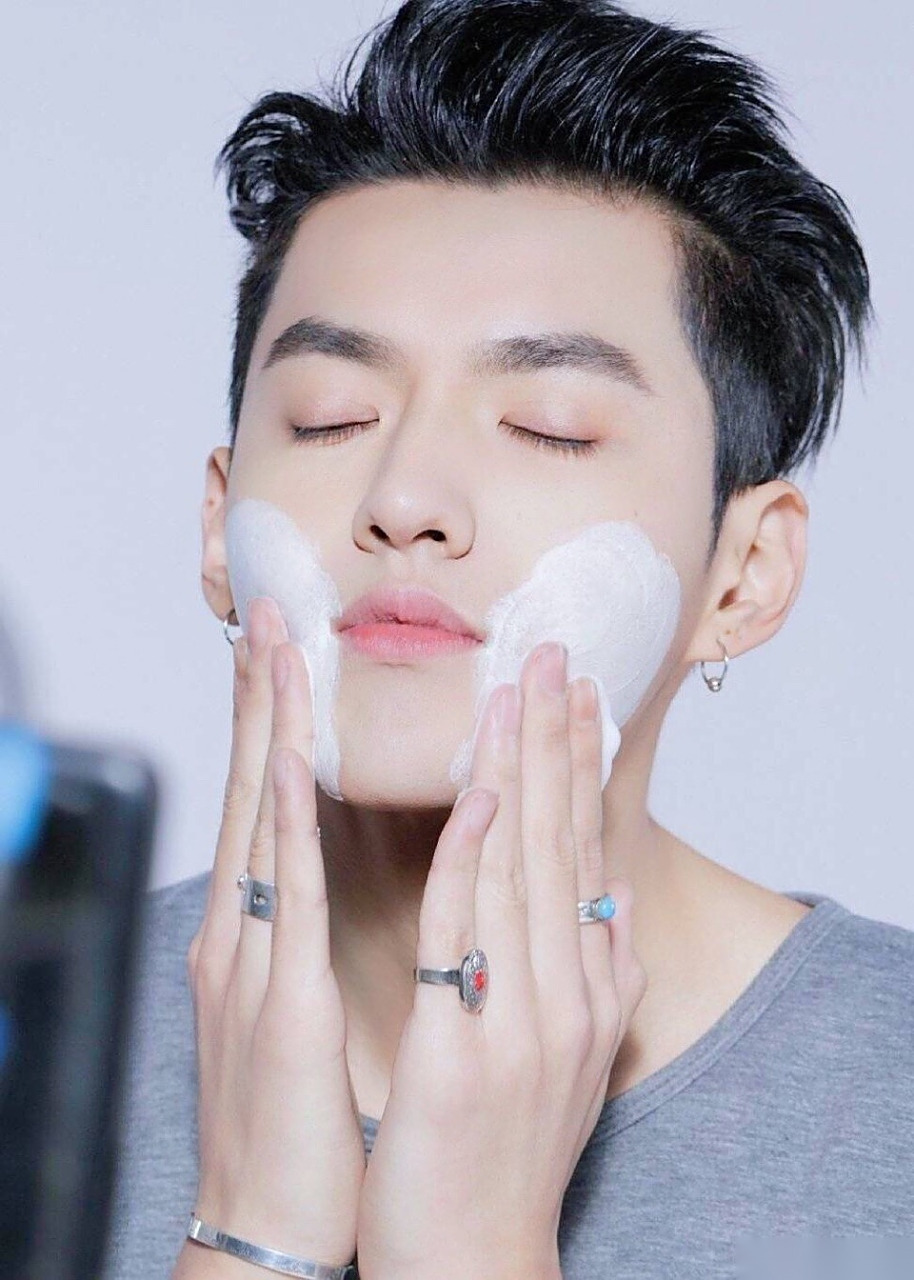 吴亦凡真的不仅人长的帅,手长的也超级好看!手掌厚实,手指纤细!