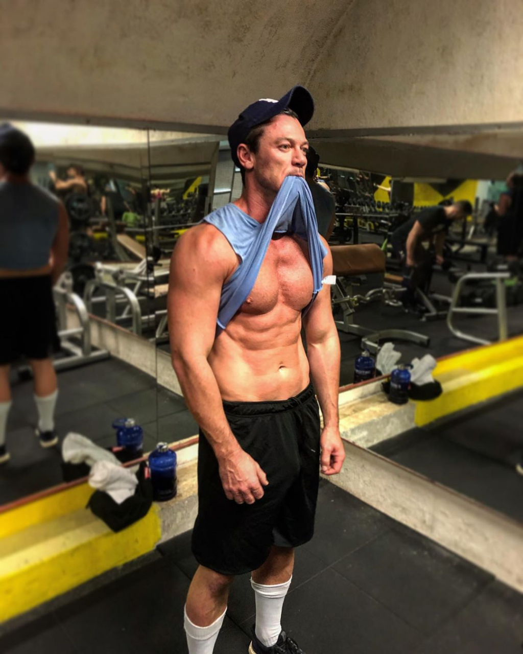 撸哥luke evans自曝健身性感新照!