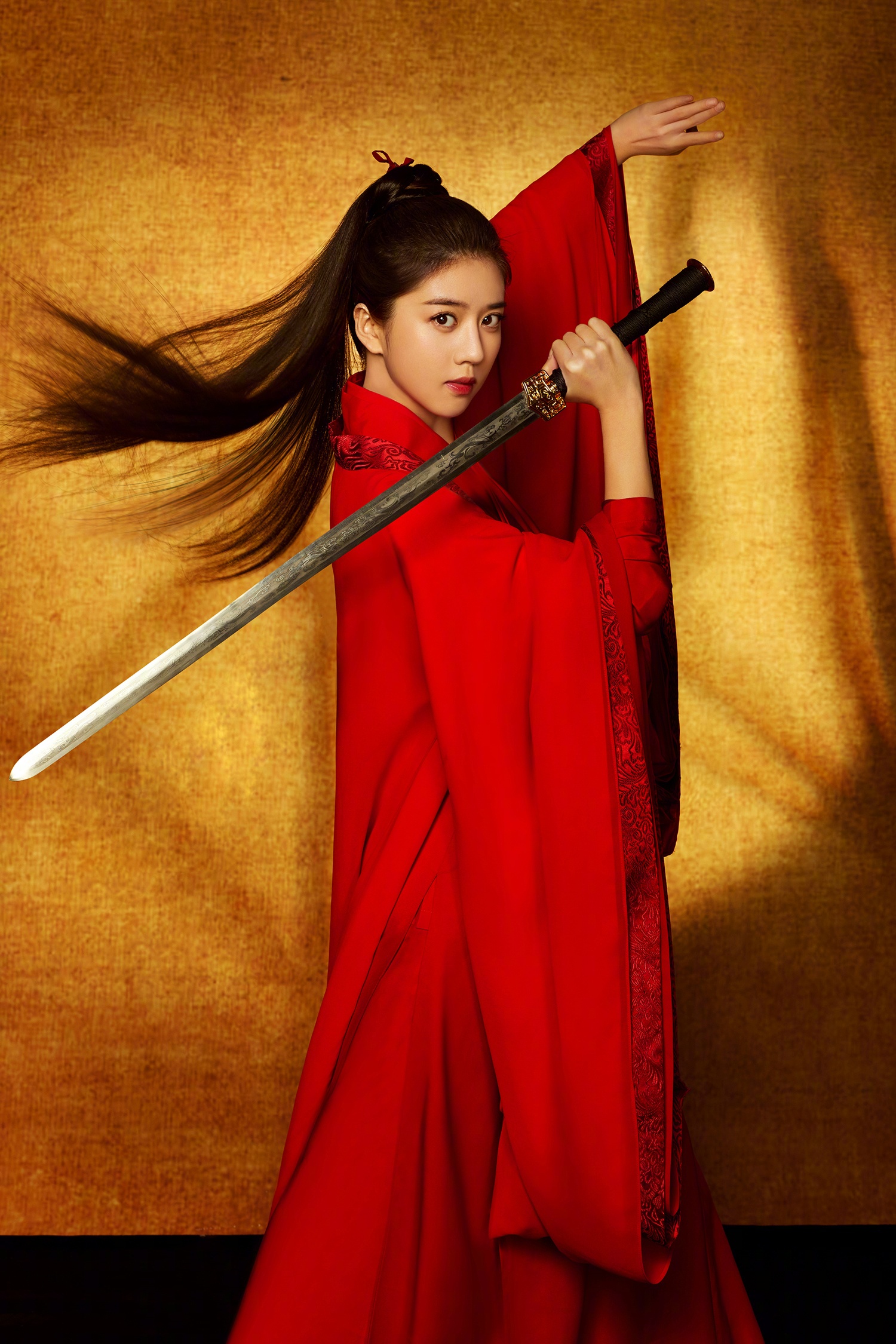 小花李凯馨新曝光的这组红衣女侠写真好霸气,高马尾简单利落,手持长剑