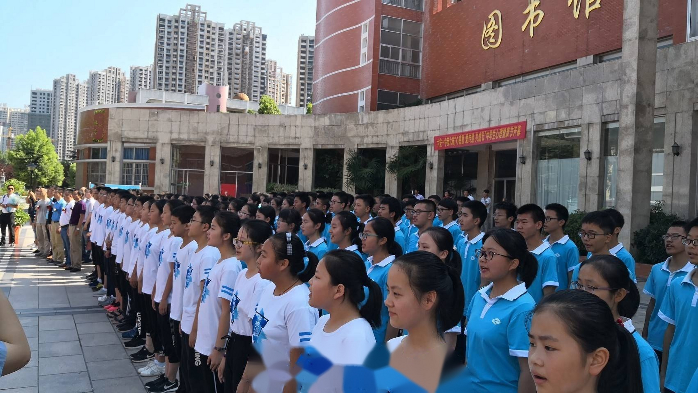 【六安一中"茅以升班"全体师生代表共同见证茅以升铜像揭幕!