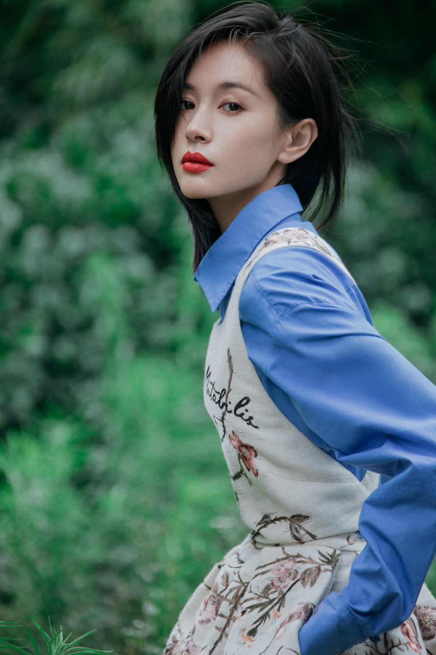 王子文 一树繁花锦簇,明眸善睐,回首清丽婉约,姿容焕彩.