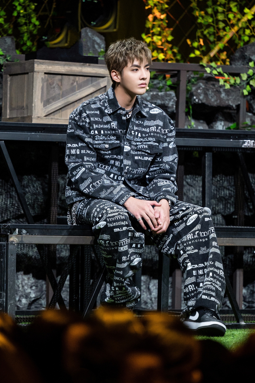 吴亦凡英伦报纸印花套装@吴亦凡最新造型亮相棕色卷发 英伦报纸印花