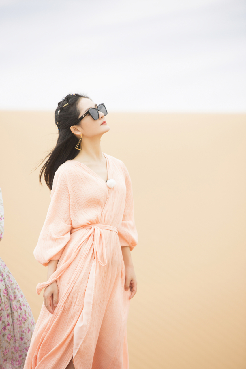谢娜妻子的浪漫旅行 又一波美图掉落,娜团长@谢娜 的沙漠之行已经