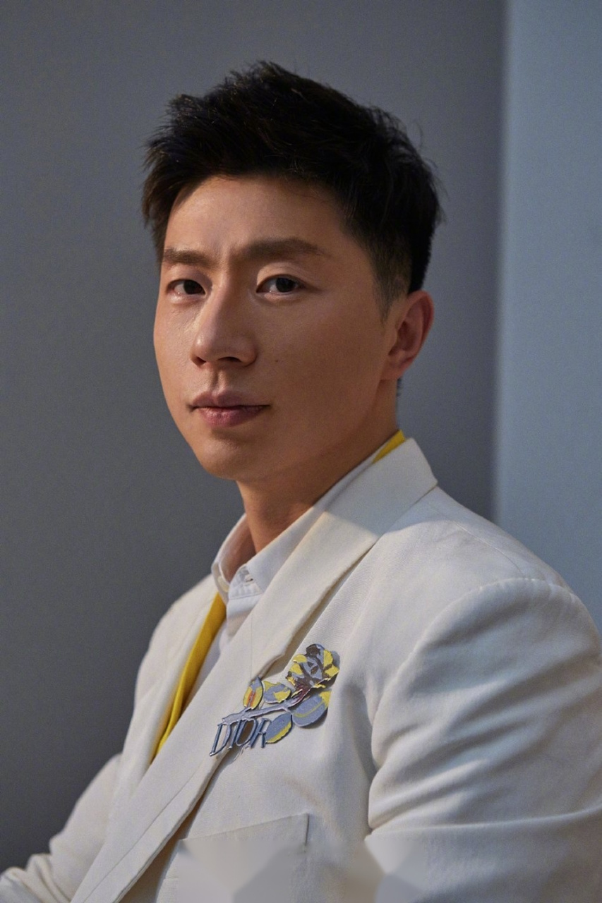 马龙白色西装】近日马龙captain龙 参加某节目录制时,一袭白色西装