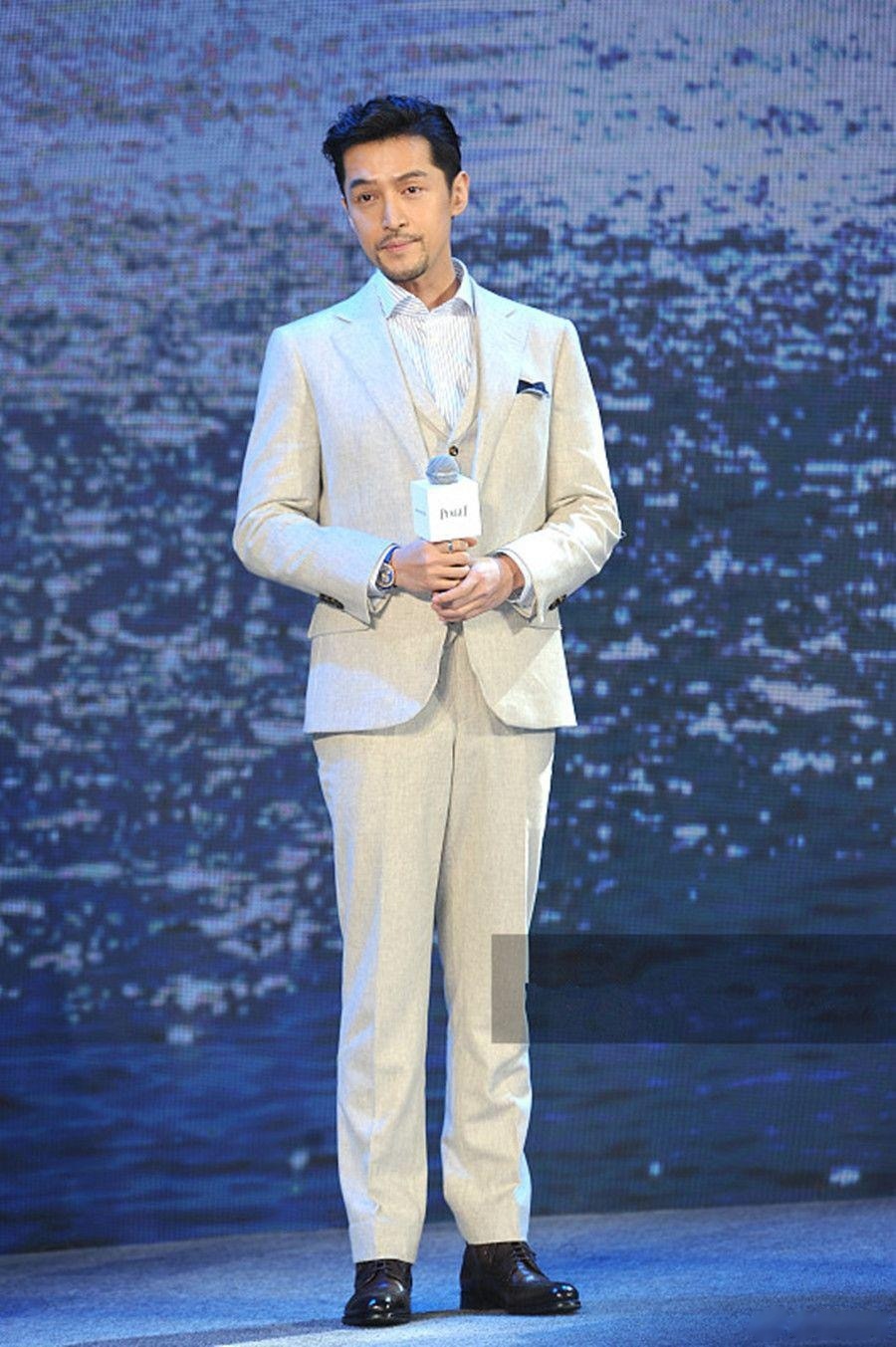 2019年4月10日,胡歌现身上海参加品牌活动,当天他身穿浅色西装内搭