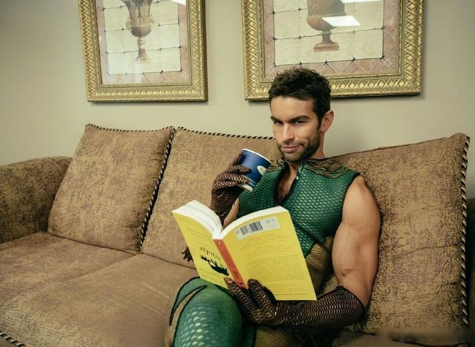 《黑袍纠察队》曝出第2季幕后照. 看深海骚气的眼神,骚气的看书