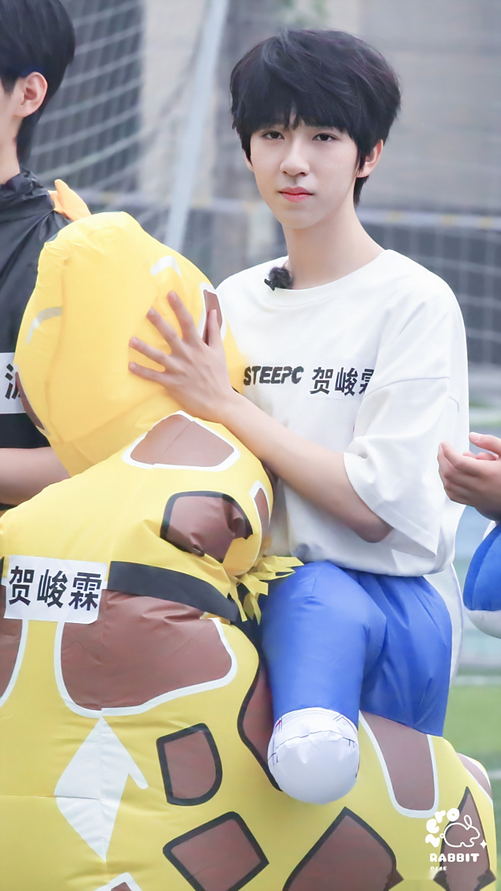 贺峻霖# 贺峻霖夏日运动会饭拍 今天是乖乖的一只小长颈鹿本鹿了!