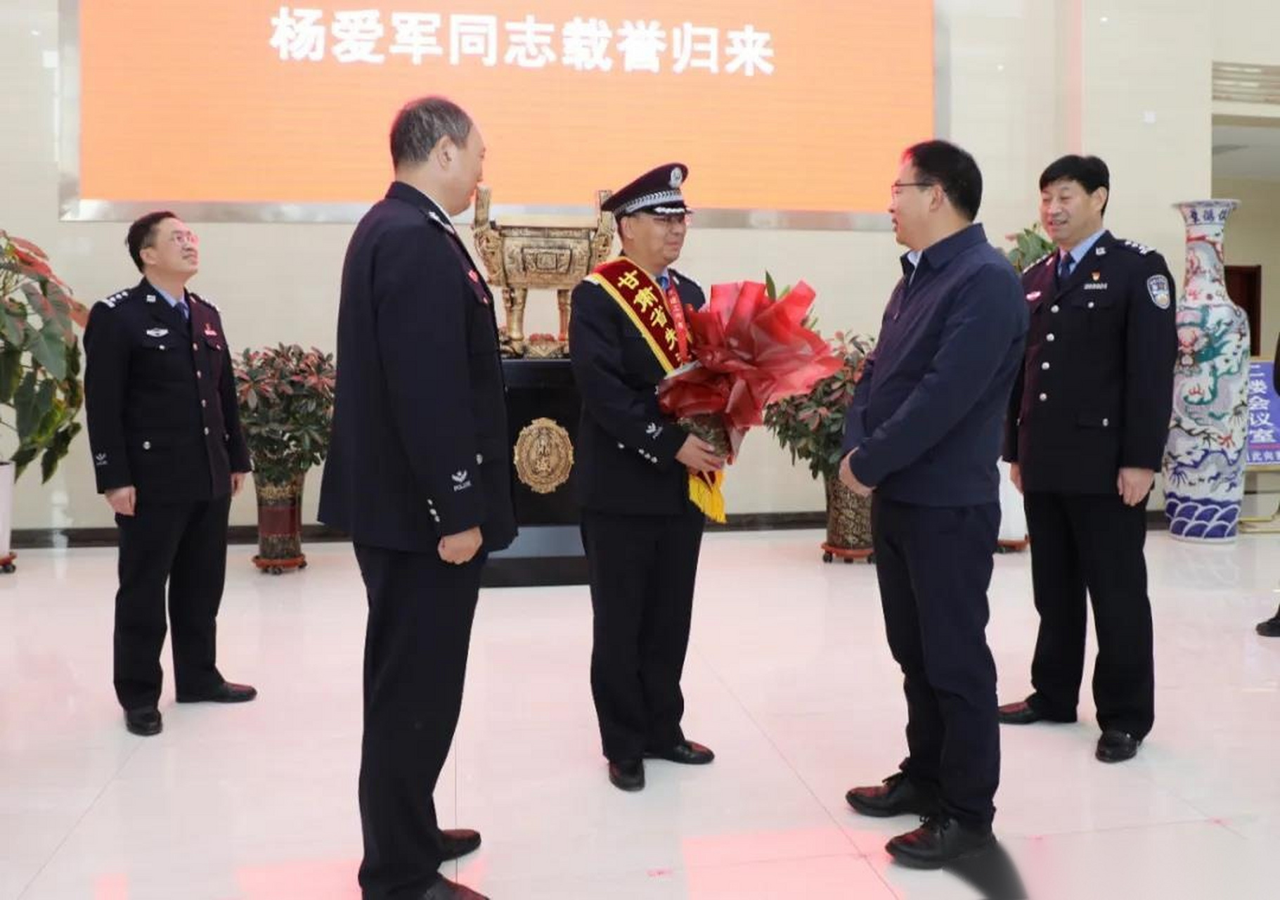 【武威市公安局热烈欢迎"甘肃省先进工作者"杨爱军同志载誉归来】12月