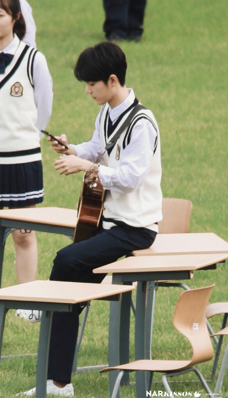 简直是校园青春剧的男主角,穿校服的肖战是人间理想啊,初恋男友风