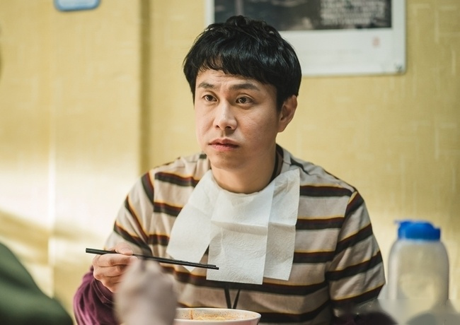 该剧讲述因为艰难的人生重负而拒绝爱情的精神病楼护工,和因为本质性