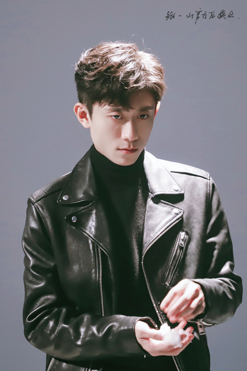 张一山#  「iconf花絮图4p」 冬日的每一缕阳光 饱含着温柔与深情 用