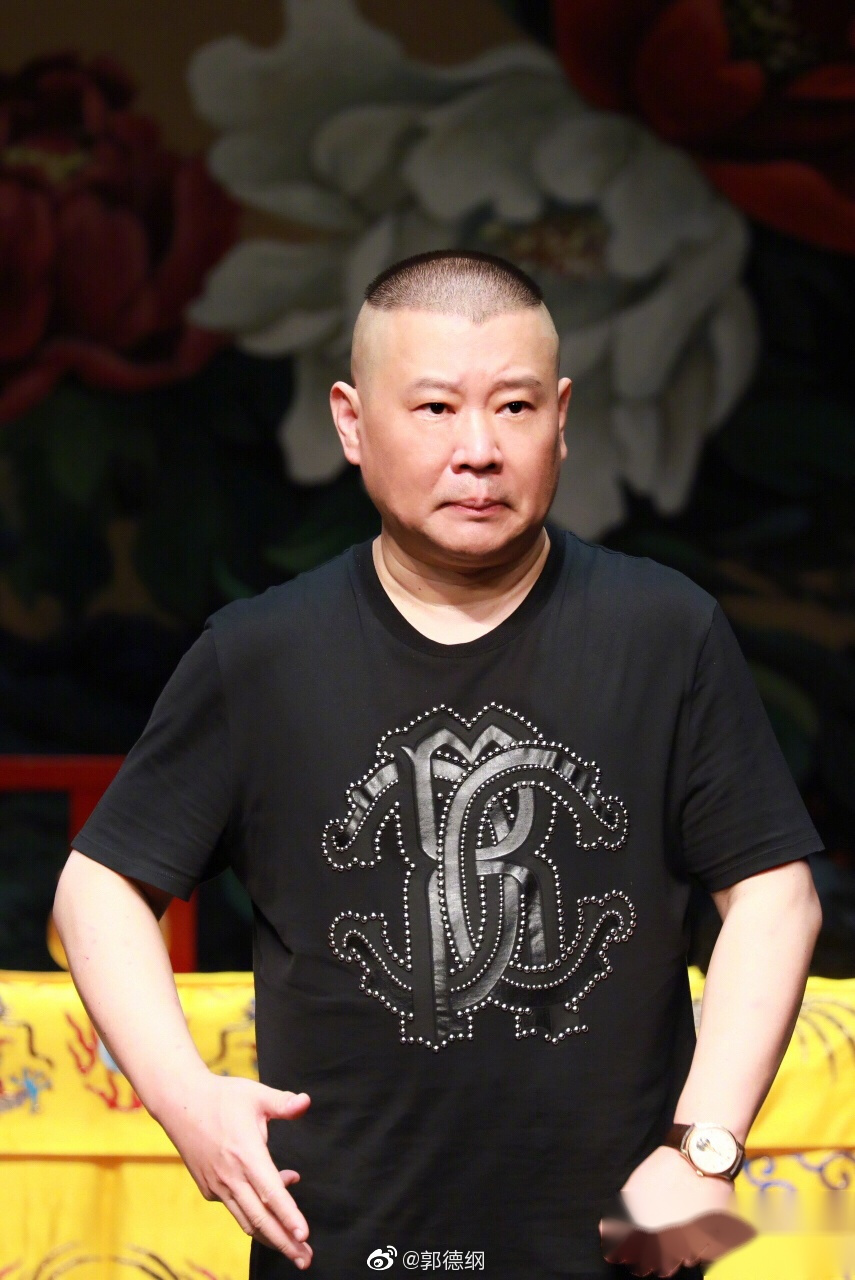 12日,郭德纲发布向武汉捐助的爱心救护车照片,并配文:"尽力做事,尽心