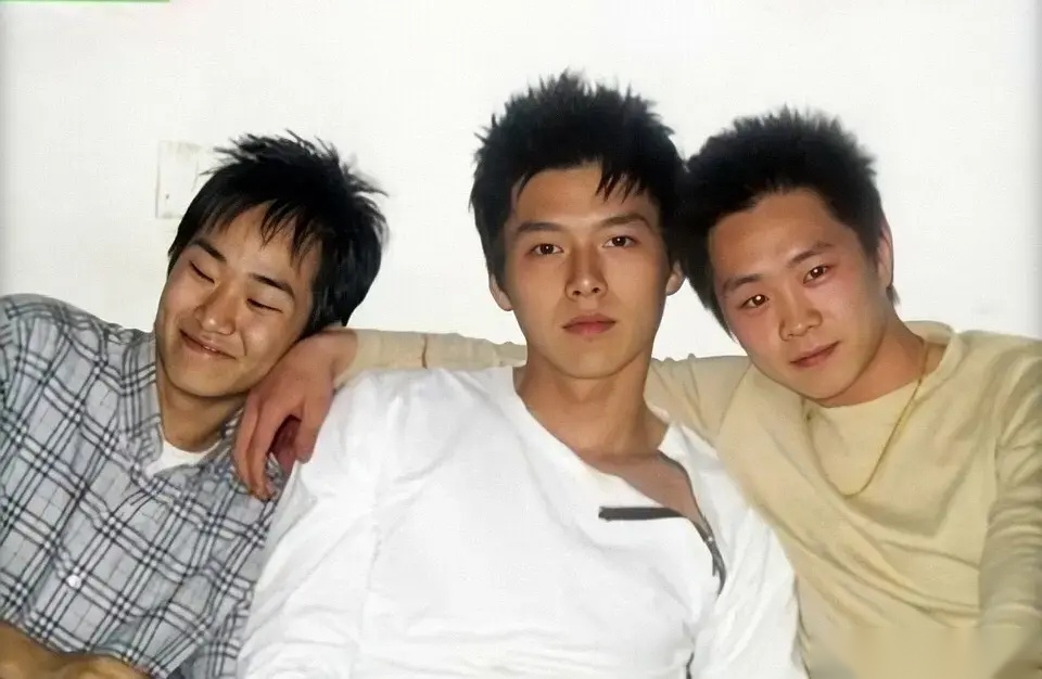 玄彬童年照玄彬生日当天,经纪公司公开了他两张童年照,圆圆的脸看起来