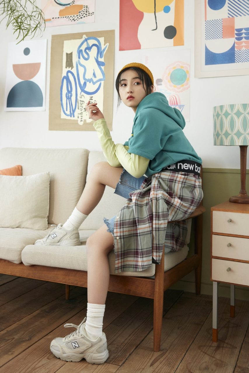 张子枫演绎#new balance 327#新造型,尽显青春活力气息,夏日动感满分.