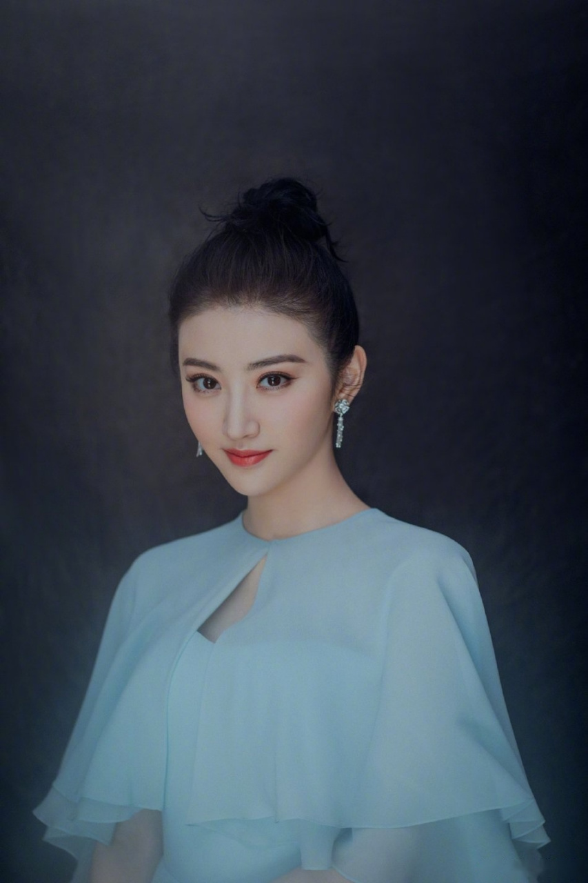 景甜晒与冯远征凯丽等人合照 ,第二次做主持直言很紧张.