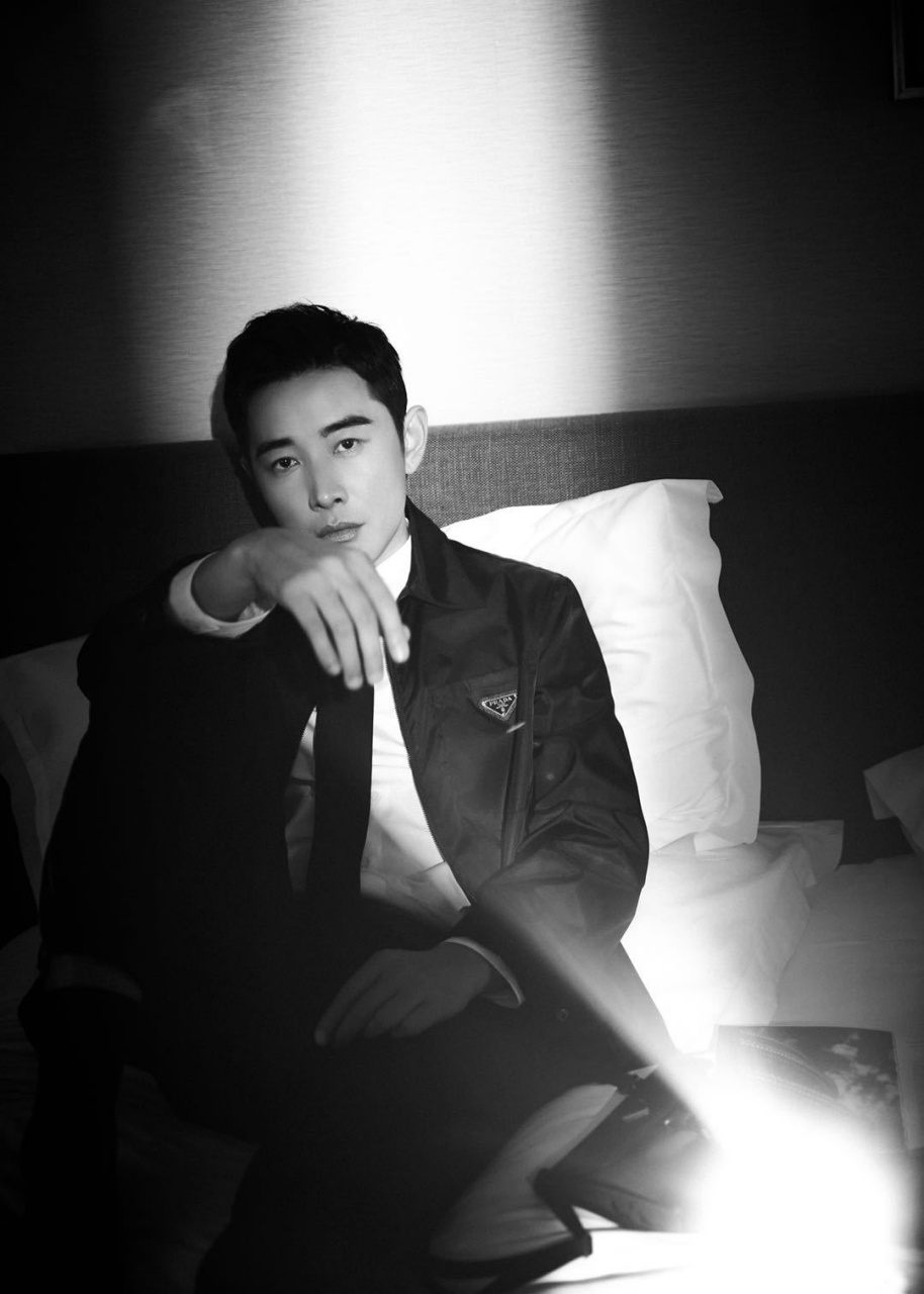 罗晋 最新黑白时尚大片释出,一身黑色休闲穿搭完美融合型男的雅致与