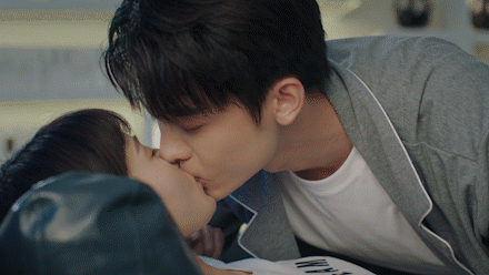 恋爱教科书顾辰羽@赵志伟_eden 和夏小宁@孙艺宁 吻出偶像剧新花样