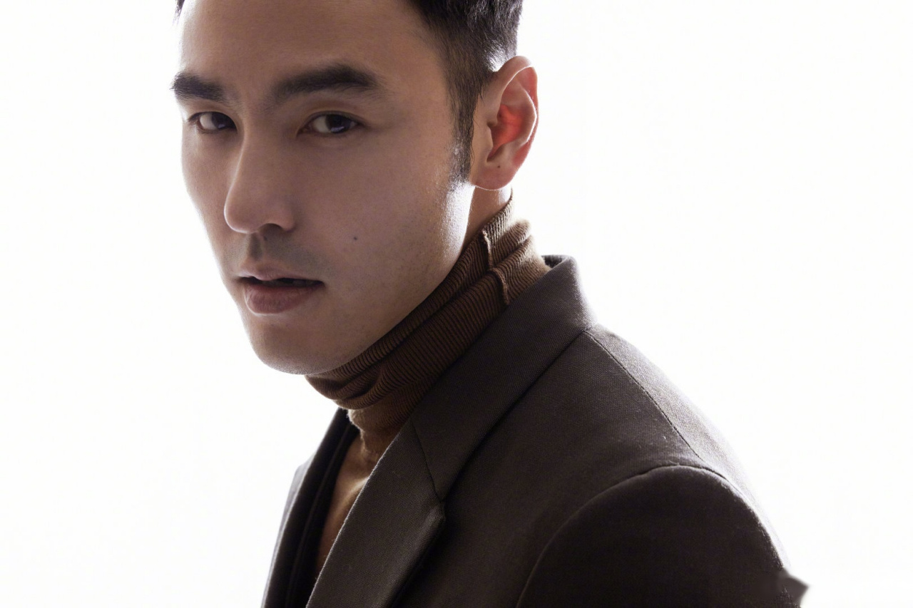 阮经天  一袭墨绿色西装,帅气亮相活动,凸显完美修长身形,优雅绅士