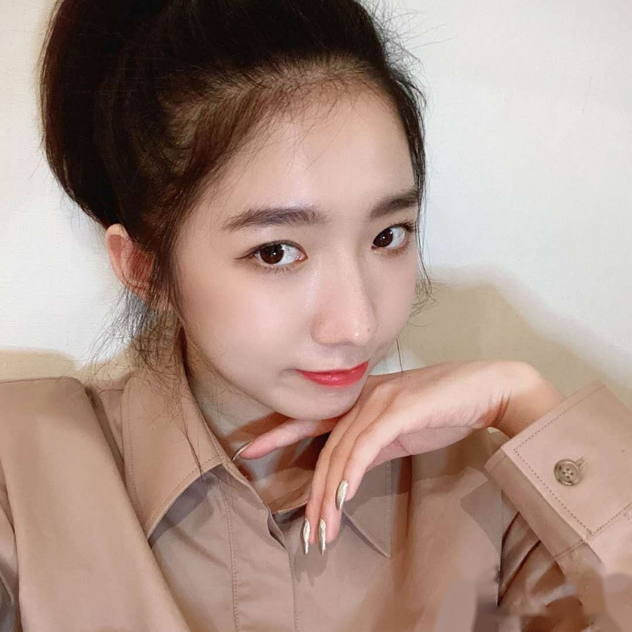 7日,插画师兜四爷发文质疑孟美岐的最新画作疑抄袭自己的作品,随后