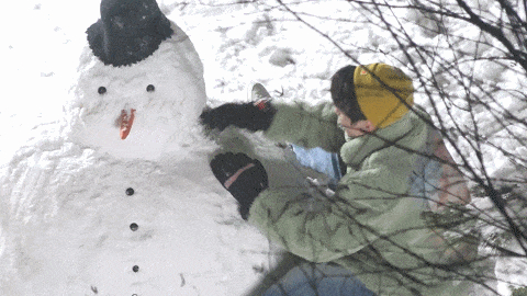 去年,网上曝光了一组路人拍摄王俊凯堆雪人的照片
