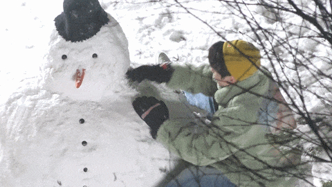 去年,网上曝光了一组路人拍摄王俊凯堆雪人的照片.
