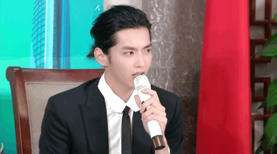 吴亦凡大背头造型搭配黑白正装西服,来看看吴亦凡今天助力湖北武汉