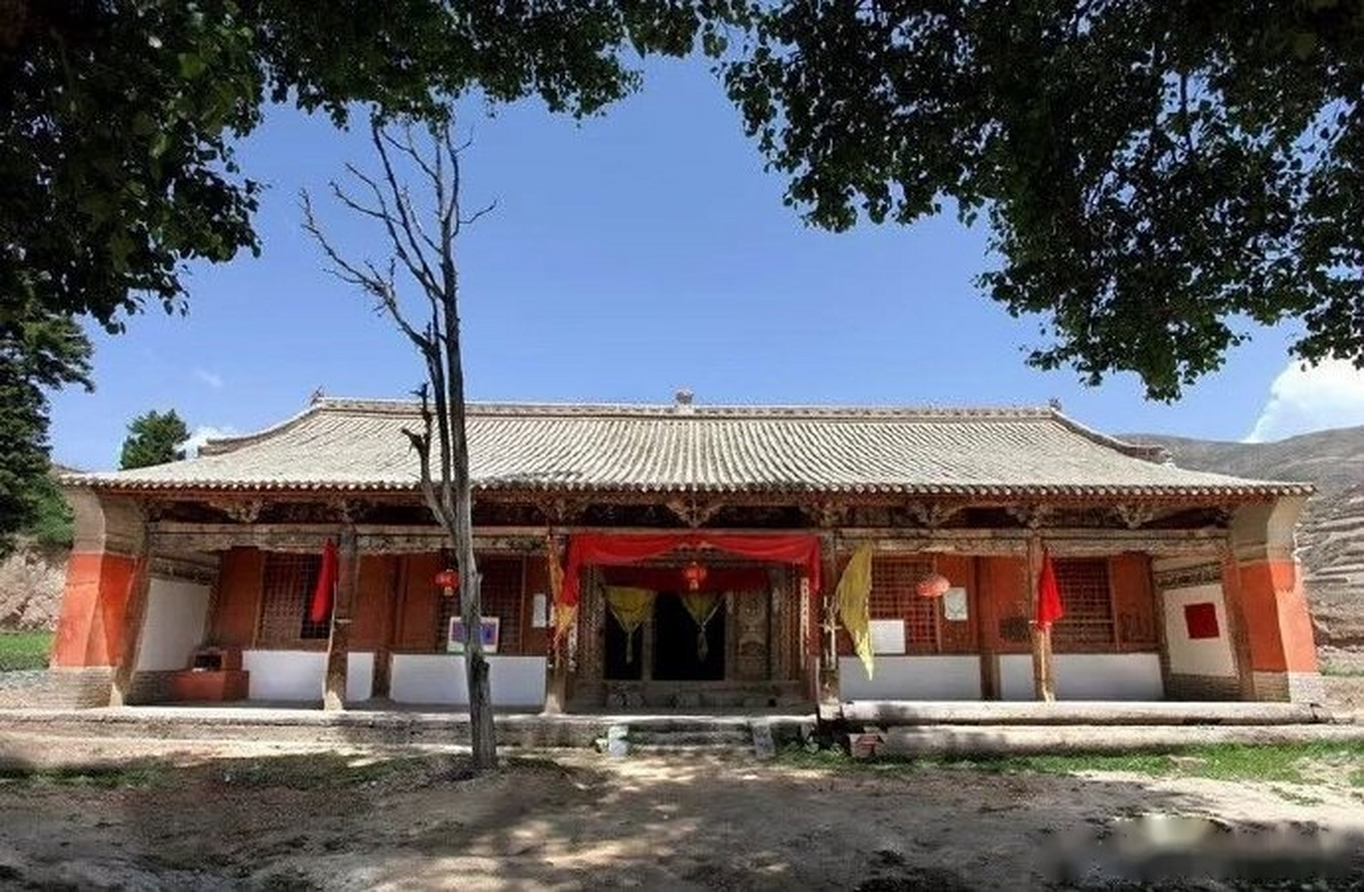 位于岷县梅川乡马场沟北面半山腰,原名灵鹫寺,也称重广寺,俗称东寺