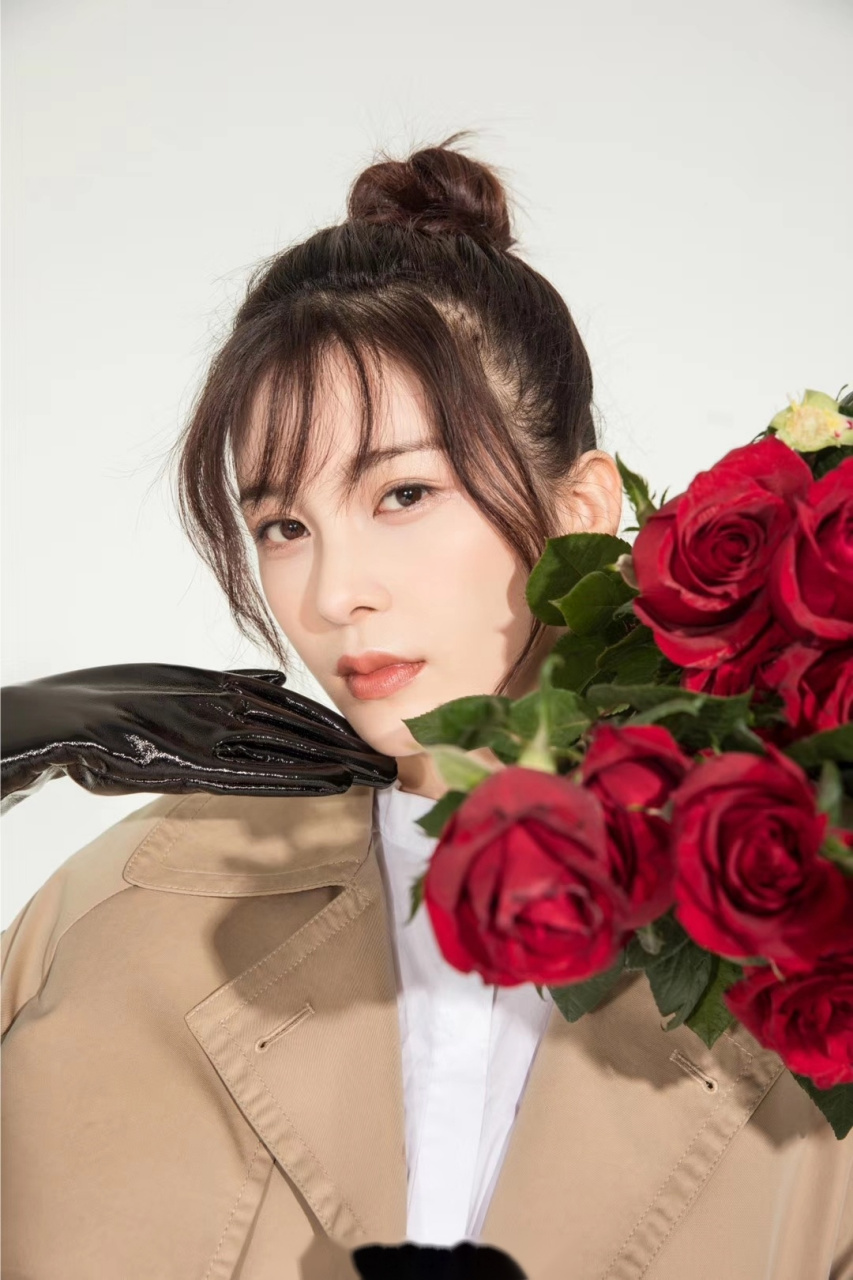 你笑起来的一挑眉一眨眼,  胜春风温柔, 胜夏花