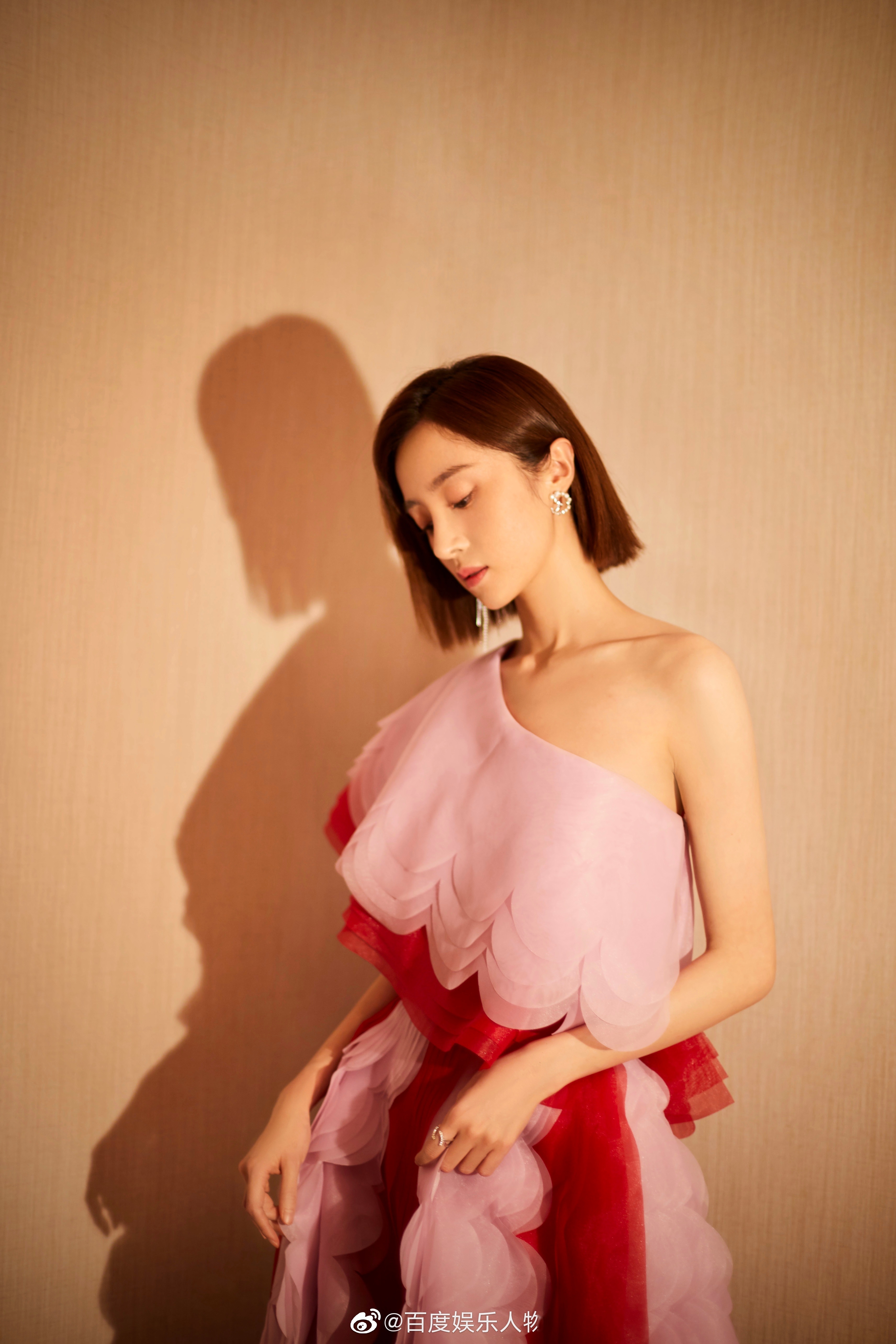 胡冰卿身穿一袭粉红相间的斜肩礼裙亮相深圳某品牌2020春夏新品发布
