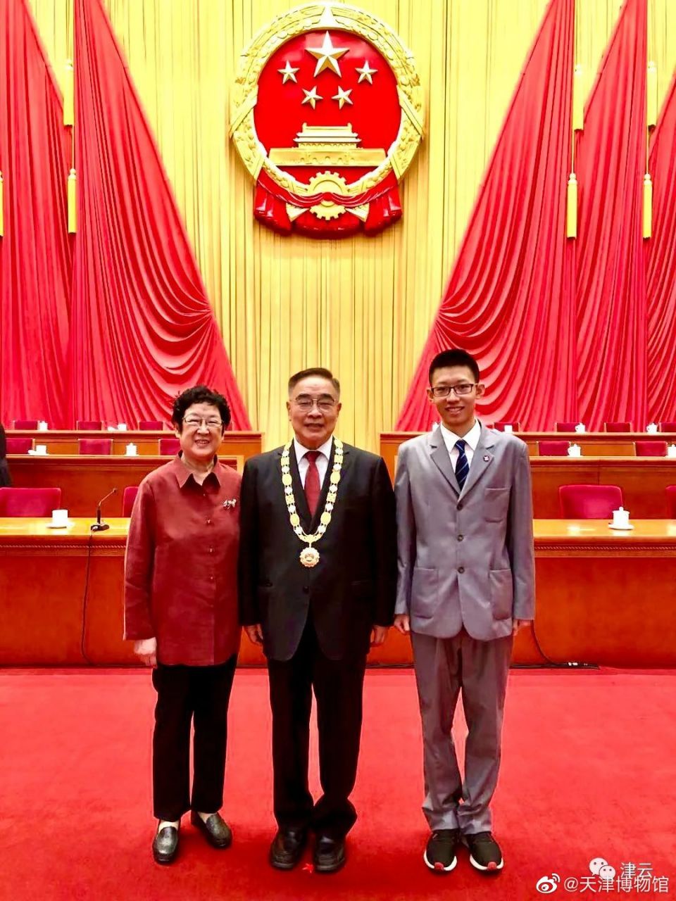 张伯礼院士难掩激动的心情,作诗一首:  《获奖感言》 英雄重如山,荣誉