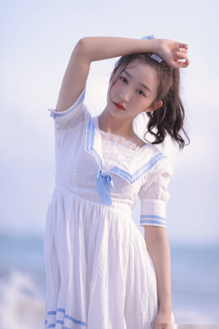 张怡# 微风佛过海面 蝉鸣漾入云间 叽叽喳喳的笑声在沙滩上留下深浅