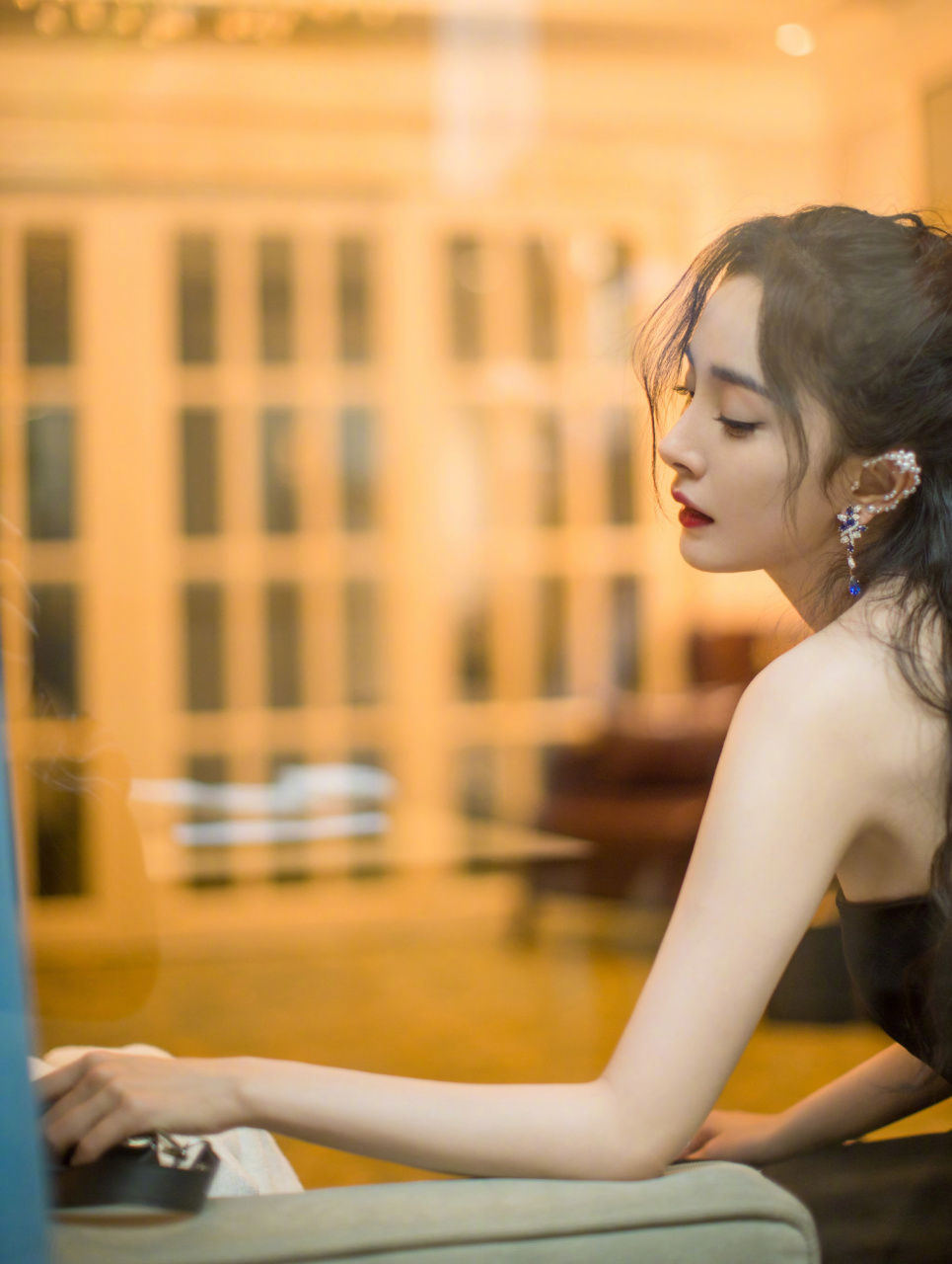 [给你小心心] 受邀出席elle风尚大典的杨幂,一袭黑白礼服,点缀珍珠