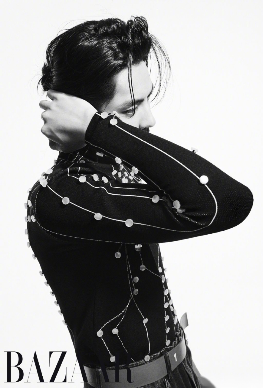 吴亦凡登上七月刊封面展现多样魅力,湿发白衬衫风度翩然,简约有型.